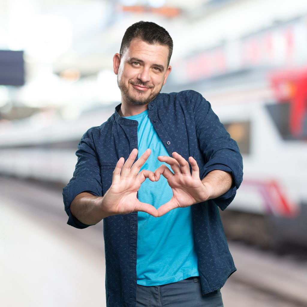 uomo-felice-fa-simbolo-cuore-con-le-mani